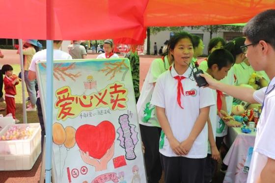 连云港东海县桃林镇一轿车坠入河中,两人被困车中